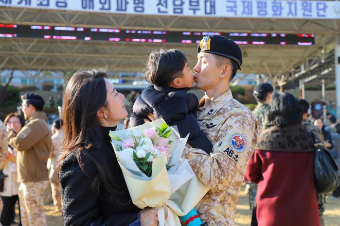 아크부대 24진 장병이 19일 국제평화지원단 대연병장에서 열린 귀국 환영식을 마친 뒤 가족과 재회의 기쁨을 나누고 있다. 부대 제공