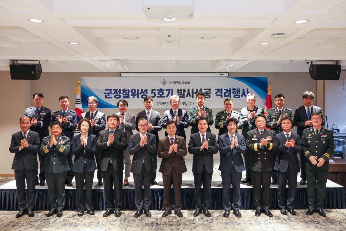 안규백(앞줄 가운데) 국방부 장관이 19일 서울 용산구 전쟁기념관 피스앤파크컨벤션에서 열린 ‘군 정찰위성 5호기 발사성공 격려행사’에서 유공 기관·업체 관계자들과 기념사진을 찍고 있다. 이윤청 기자