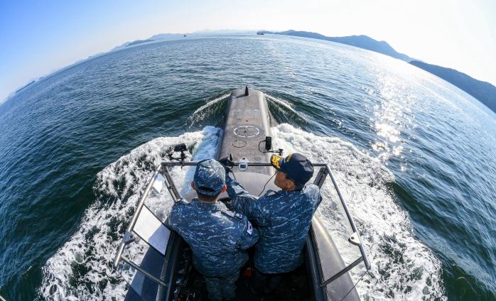 대한민국 최초의 잠수함으로 가장 깊은 곳에서, 가장 은밀하게 우리 바다를 지켰던 장보고함이 34년간의 임무를 완수했다. 장보고함 마스트에 나란히 선 안병구(오른쪽) 초대함장과 이제권 함장이 마지막 항해를 함께하고 있다.