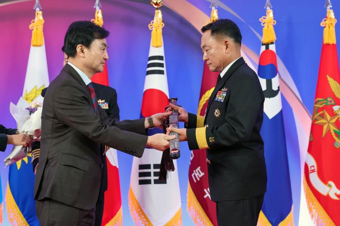 안규백 국방부 장관이 19일 서울 용산구 국방컨벤션에서 준장 진급자에게 삼정검을 수여하고 있다. 한재호 기자