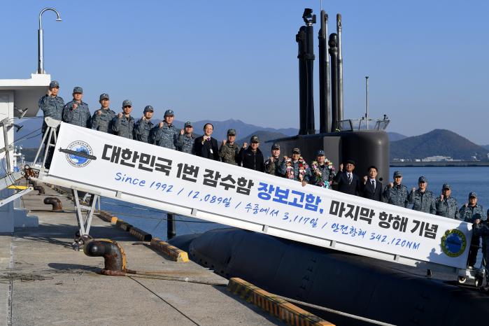 19일 마지막 항해를 마친 장보고함 승조원과 안병구 초대함장 등 인수요원 등이 기념촬영을 하고 있다. 조용학 기자