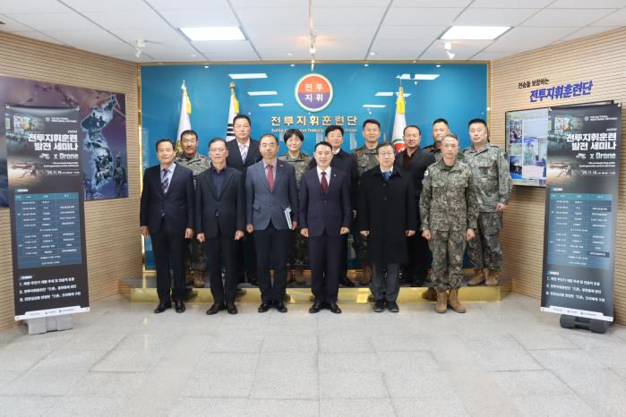 19일 열린 2025년 전투지휘훈련 발전 세미나에서 참석자들이 기념사진을 찍고 있다. 부대 제공