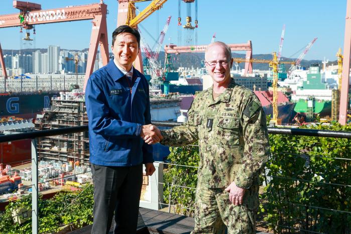 정기선(왼쪽) HD현대 회장과 HD현대중공업 울산 조선소를 방문한 대릴 커들 미 해군참모총장이 기념촬영을 하고 있다. HD현대중공업 제공