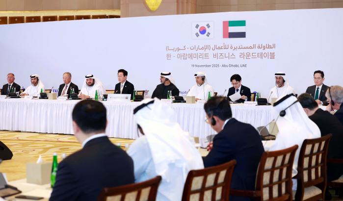 아랍에미리트(UAE)를 국빈 방문 중인 이재명 대통령이 19일(현지시간) 아부다비의 한 호텔에서 열린 한-UAE 비즈니스 라운드 테이블에서 발언하고 있다. 연합뉴스