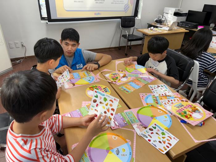지역 초등학생을 대상으로 교육 봉사를 하고 있는 육군1보병사단 수색대대 김가음 중위.