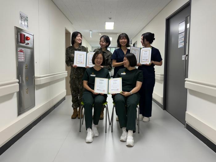 모발 기부를 실천한 국군춘천병원 간호부 직원들.