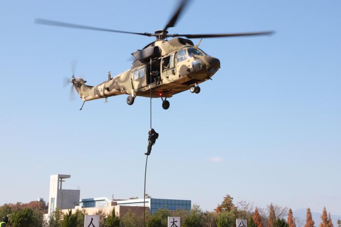 육군39사단 군사경찰 특수임무대 장병들이 19일 사단 대테러기초훈련장에서 집체교육의 하나로 급속 헬기 로프 하강 훈련을 하고 있다. 부대 제공