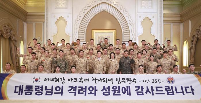 아크부대 장병 만난 이재명 대통령 “여러분은 군사외교관” 아랍에미리트(UAE)를 국빈 방문한 이재명 대통령이 19일(현지시간) 아부다비의 한 호텔에서 UAE 군사훈련협력단(아크부대) 장병들과 파이팅을 외치고 있다. 이 대통령은 “이역만리 먼 곳에서 국가의 명을 받아 임무를 수행하느라 고생이 많다. 어제 UAE 대통령을 만났는데, 아크부대에 대해 칭찬을 많이 했다”며 “여러분 스스로를 군사외교관이라고 생각해야 한다”고 당부했다. 그러면서 “여러분은 세계와 중동 평화를 지키고 대한민국의 국격을 올릴 뿐 아니라 국민의 삶과 목숨을 지키는 중요한 일을 하고 있다”며 “국민 여러분도 감사하게 생각한다는 점을 기억하면서 건강하게 복무하기를 바란다”고 격려했다.  연합뉴스