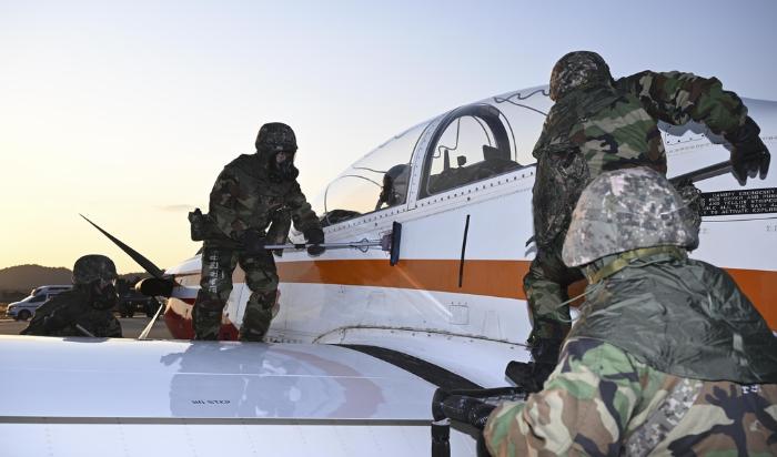공군3훈련비행단 전투태세훈련에서 장병들이 KT-1 항공기가 오염된 상황을 가정해 제독훈련을 하고 있다. 사진 제공=정주석 상병