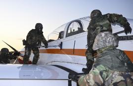 공군3훈련비행단 전투태세훈련에서 장병들이 KT-1 항공기가 오염된 상황을 가정해 제독훈련을 하고 있다. 사진 제공=정주석 상병