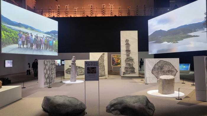 국립어시아문화전당 복합전시 1관에서 열리고 있는 ‘봄의 선언’에 전시된 이끼바위쿠르르의 ‘누가 마을을 잊었는가'. 필자 제공