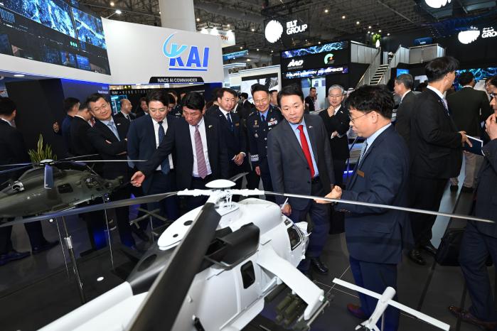 성일종(앞줄 오른쪽 둘째) 국회 국방위원장을 비롯한 공군 방산협력단 관계자들이 지난 18일 두바이 에어쇼 전시장 내 한국항공우주산업(KAI) 부스를 찾아 설명을 듣고 있다.
