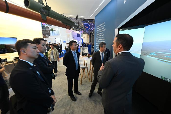 김승일 한국국방연구원(ADD) 선임연구원과 인남식 국립외교원 교수, 강은호 전북대 교수, 신성호 서울대 교수(왼쪽부터)가 두바이 에어쇼 전시장 내 부스에서 설명을 듣고 있다.