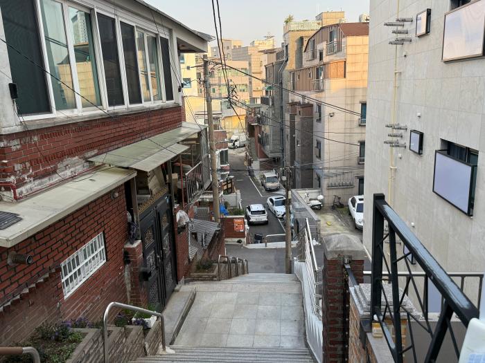 1970년대 서울대가 통합이전하면서 한산한 시골이었던 서울 관악구 신림동은 대학생과 수험생으로 가득한 ‘대학 동네’가 됐다. 이제 신림동은 스타트업 등 새로운 도전의 무대로 거듭나고 있다. 그렇게 신림동은 과거의 낭만과 미래의 희망이 공존하는 젊은 공간으로 존재하고 있다. 사진=필자 제공