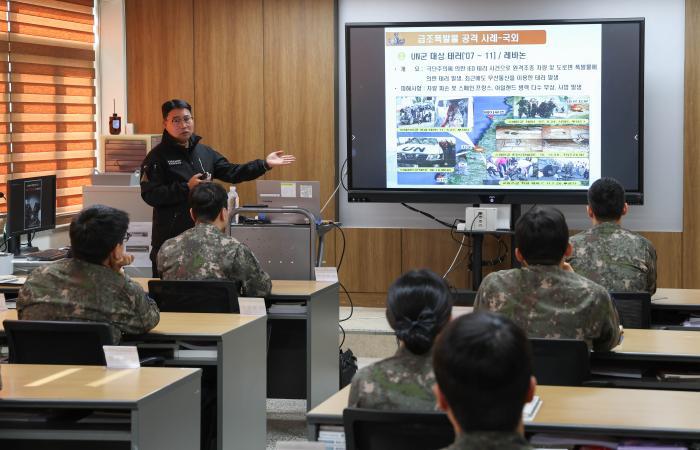 장동식(준위) 육군탄약지원사령부 폭발물처리반장이 19일 국방정신전력원에서 군인정신 특별강연을 하고 있다. 부대 제공