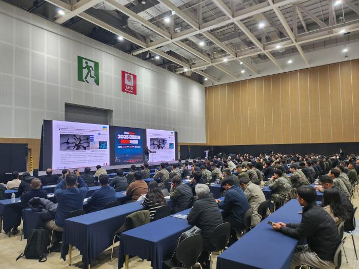 19일 충북 청주시 청주오스코에서 육군방공학교 지향성에너지기술그룹 세미나가 진행되고 잇다. 부대 제공