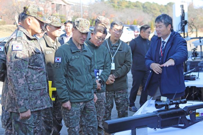 19일 육군정보통신학교에서 이재숭(왼쪽 둘째) 학교장을 비롯한 학교 관계관들이 전시 장비를 둘러보고 있다. 부대 제공