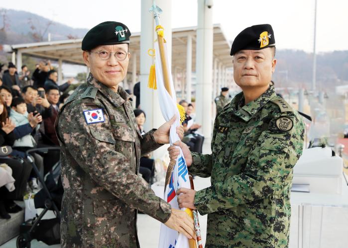 20일 육군특수전사령부 연병장에서 열린 제34대 특수전사령관 취임식에서 김규하(왼쪽) 육군참모총장이 박성제 사령관에게 부대기를 이양하고 있다. 부대 제공