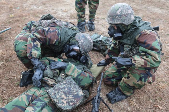 육군15보병사단이 20일 호국훈련의 하나로 펼친 대량사상자 관리 및 전투력 복원 훈련에서 장병들이 응급 후송을 위해 환자를 분류하고 있다. 부대 제공