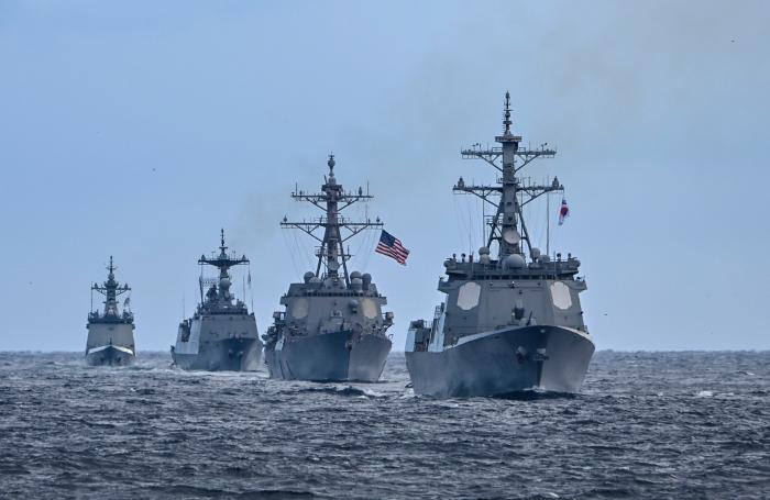 해군2함대가 지난 18~20일 서해상에서 실시한 해상기동훈련에서 서애류성룡함, 미 이지스구축함 듀이함, 왕건함, 대전함(맨 앞부터)이 기동하고 있다. 사진 제공=이해환 상사