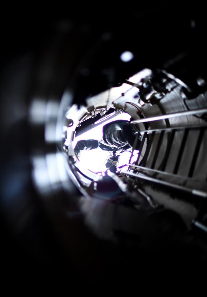 진해군항으로 돌아온 장보고함 승조원이 수직사다리를 타고 올라 마지막 입항을 준비하고 있다.