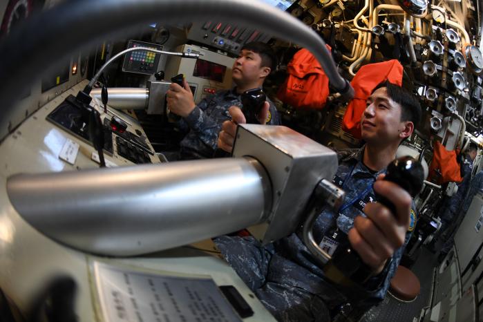 각자의 자리에서 마지막 임무를 수행하고 있는 장보고함 승조원들.