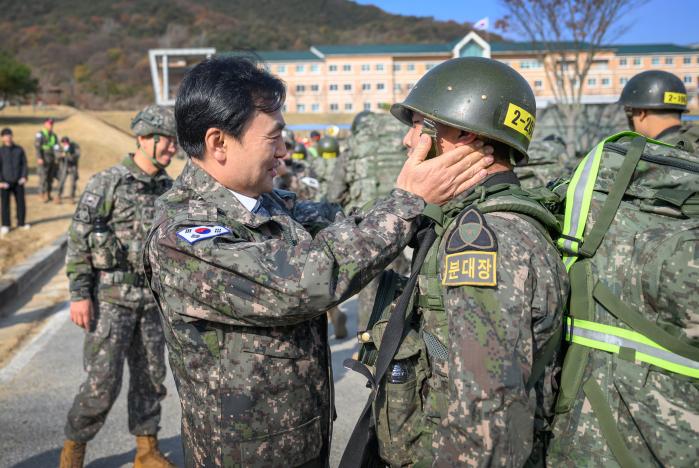 안규백 국방부 장관이 20일 육군35보병사단 신병교육대대를 찾아 20㎞ 행군을 완주한 훈련병을 격려하고 있다. 안 장관은 신병교육대대의 교육훈련 체계를 확인하고, ‘50만 드론전사’ 양성의 출발점이 될 수 있도록 드론교육훈련 체계 구축에 최선을 다할 것을 당부했다.