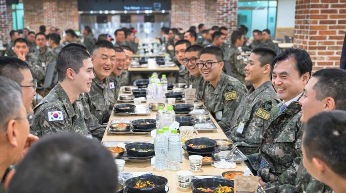 훈련병들과 담소를 나누는 안규백 장관.