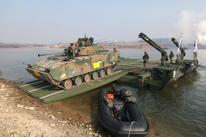 문교로 변신한 수룡에 올라타고 있는 K21 장갑차.