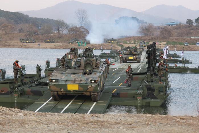 20일 남한강 일대에서 전개된 한미 연합 도하훈련장에서 K21 장갑차, K2 전차 등 장비가 완성된 부교 위로 도하하고 있다.