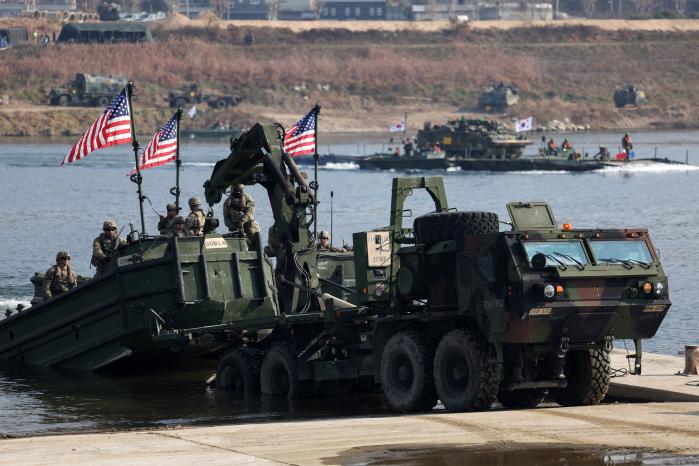 미군 교량가설단정이 진수하고 있다.