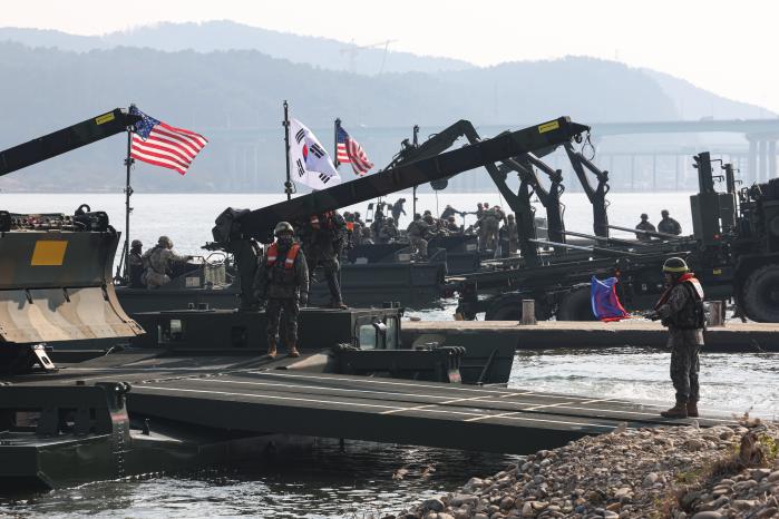 한미 장병들이 문교 도하를 준비하고 있다.