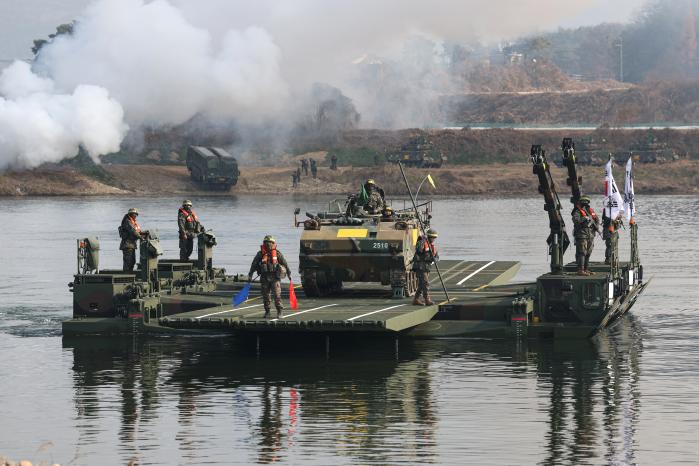 K200 장갑차가 한국형 자주도하장비 수룡을 이용해 문교 도하하고 있다.