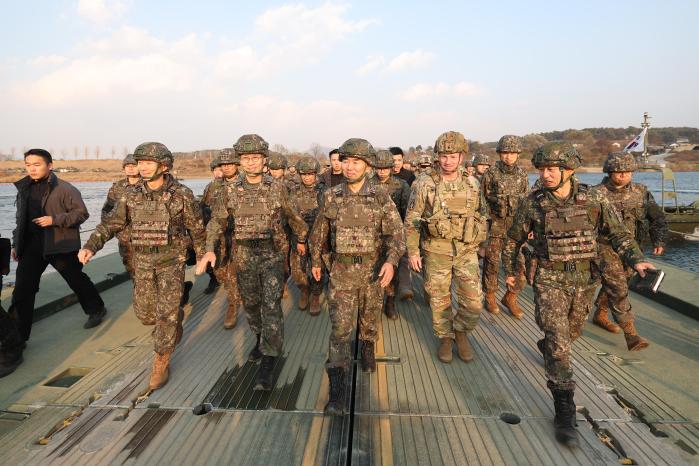 훈련장을 찾은 한미 지휘관이 완성된 부교를 건너며 현장을 점검하고 있다. 앞줄 왼쪽부터 김성민 한미연합군사령부 부사령관, 김규하 육군참모총장, 진영승 합동참모의장, 조지프 힐버트 미8군사령관, 최성진 육군7기동군단장.