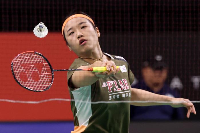 배드민턴 여자 세계랭킹 1위 안세영이 20일(한국시간) 호주 시드니에서 열린 2025 세계배드민턴연맹(BWF) 슈퍼 500 호주오픈 여자 단식 16강에서 대만의 둥추퉁(59위)을 상대로 경기하고 있다. 안세영은 둥추퉁을 세트 스코어 2-0(21-7 21-5)으로 완파하고 8강에 올랐다. AFP·연합뉴스