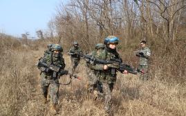 육군2신속대응사단 최우수 보병소대 선발전에 도전장을 낸 장병들이 소대 쌍방전투 평가를 받고 있다. 사진 제공=안준혁 중위