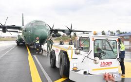 지난 20일 공군군수사령부 60수송전대가 제주국제공항에서 ‘군용기 견인 실제 훈련’ 중 C-130 수송기를 견인차에 연결하고 있다. 부대 제공