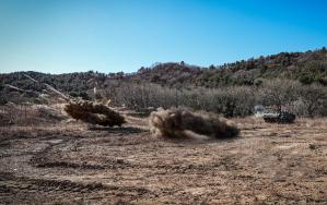 지난 20일 백령도 종합기동훈련장에서 진행된 해병대6여단 화생방지원대 적외선 차장 연막 유탄 운용 훈련에서 연막탄이 터지고 있다. 부대 제공