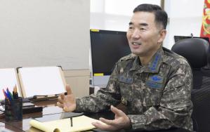 진영승 합참의장이 지난 21일 데이비드 존스턴 호주 국방총장과 공조통화를 하고 있다. 합참 제공