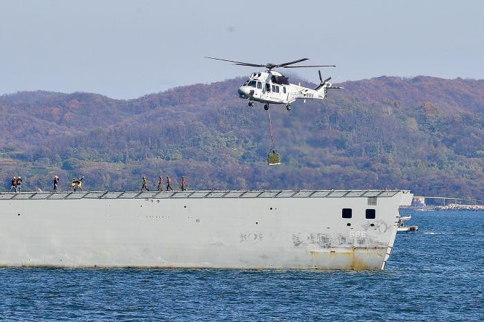 해병대군수단 상륙군수지원훈련에 참가한 마린온 헬기가 천왕봉함에 실린 화물을 인양하고 있다. 부대 제공