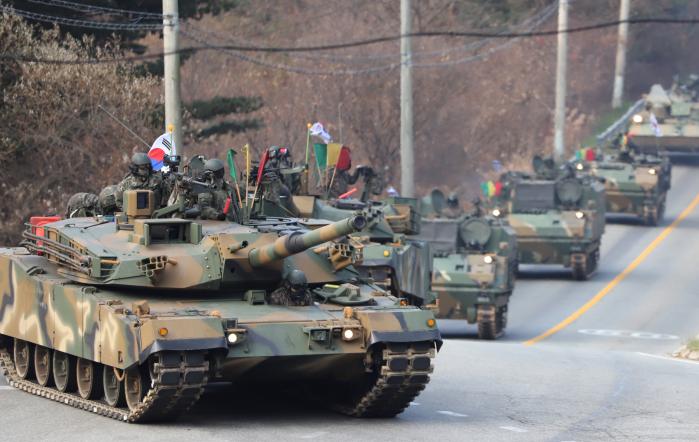 육군3기갑여단 K1E1 전차, K200 계열 장갑차 등 궤도장비가 장거리 기동훈련을 하고 있다. 부대 제공