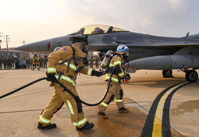 한미 공군 소방요원들이 오산기지에서 진행된 연합 소방훈련 중 F-16 전투기에 화재가 발생한 상황을 가정해 진압 훈련을 하고 있다. 공군 제공