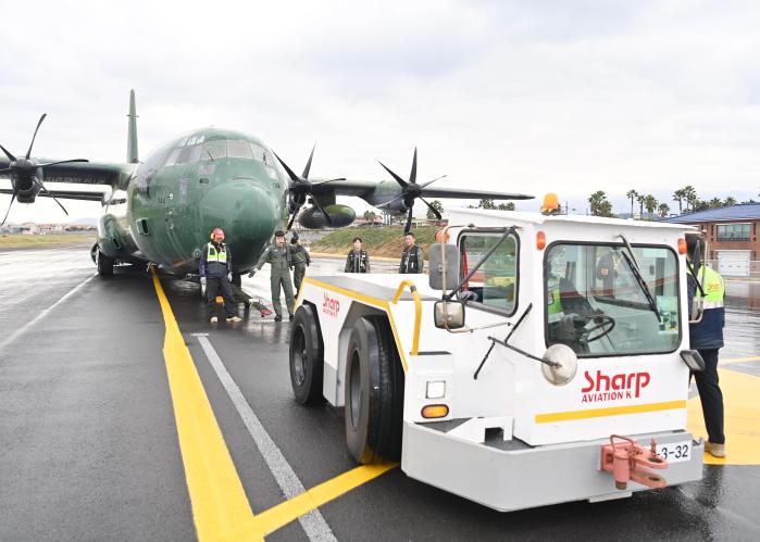 지난 20일 공군군수사령부 60수송전대가 제주국제공항에서 ‘군용기 견인 실제 훈련’ 중 C-130 수송기를 견인차에 연결하고 있다. 부대 제공