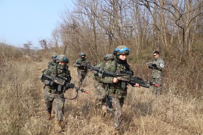 육군2신속대응사단 최우수 보병소대 선발전에 도전장을 낸 장병들이 소대 쌍방전투 평가를 받고 있다. 사진 제공=안준혁 중위