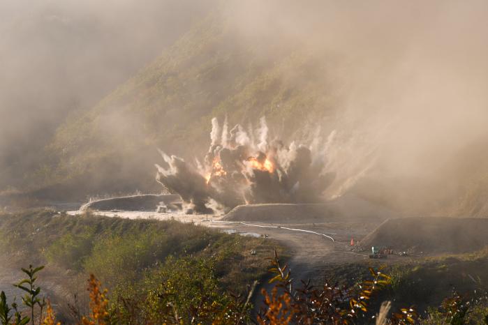 해병대1사단 공병대대가 경북 포항시 수성사격장에서 진행한 대대 전술훈련에서 낙석이 폭파되고 있다. 부대 제공