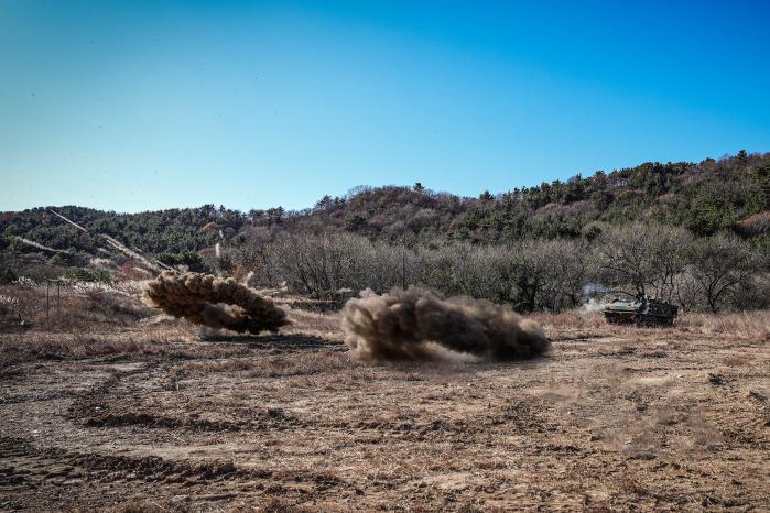 지난 20일 백령도 종합기동훈련장에서 진행된 해병대6여단 화생방지원대 적외선 차장 연막 유탄 운용 훈련에서 연막탄이 터지고 있다. 부대 제공