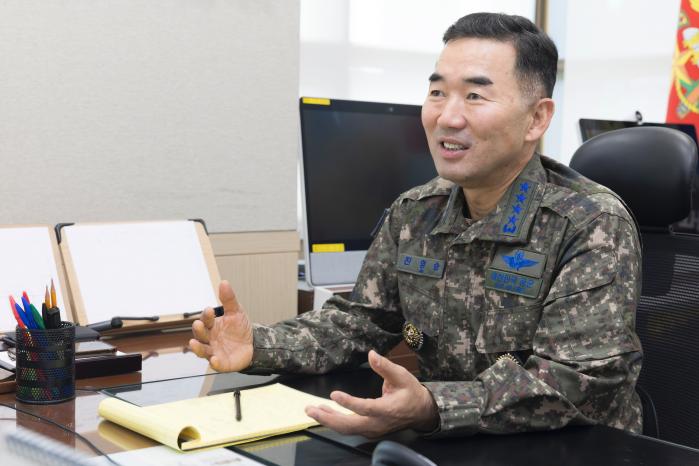 진영승 합참의장이 지난 21일 데이비드 존스턴 호주 국방총장과 공조통화를 하고 있다. 합참 제공