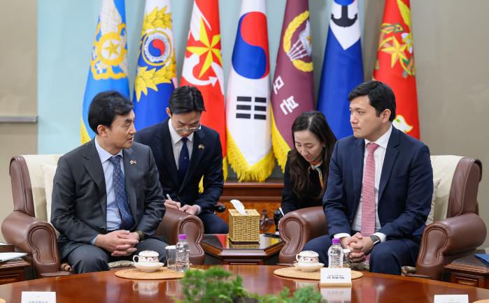 안규백(왼쪽) 국방부 장관과 케빈 김 주한미국 대사대리가 지난 21일 한미동맹 발전방향 등을 논의하고 있다. 국방부 제공
