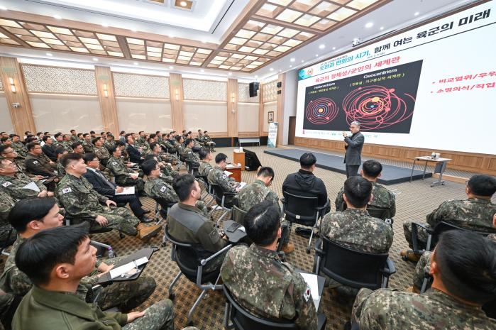 김용우 예비역 대장이 지난 21일 계룡대 육군본부에서 선진 육군 아카데미의 하나로 강연을 하고 있다. 육군 제공