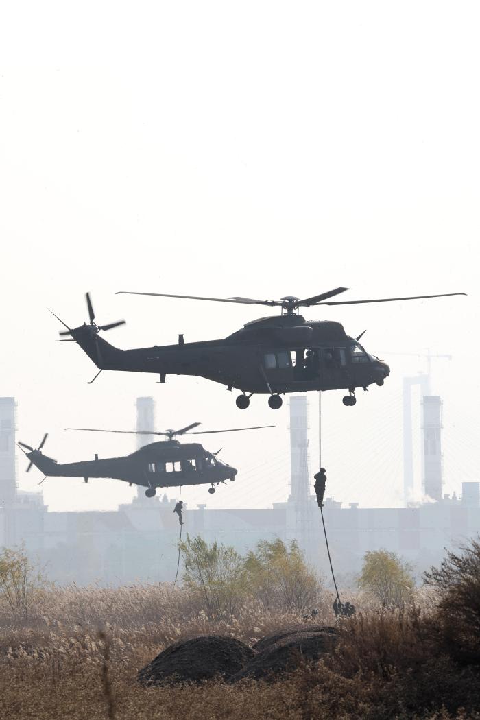 17사단 수색대대 장병들이 급속 헬기로프 하강을 하고 있다.